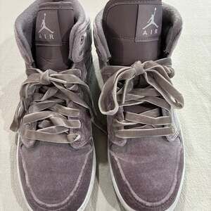 Wmns Air Jordan 1 Mid SE 'Purple Velvet' DQ8397-500